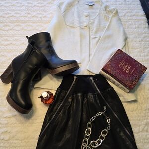 Theory Gretchen W Genuine Leather Skirt – Size Small